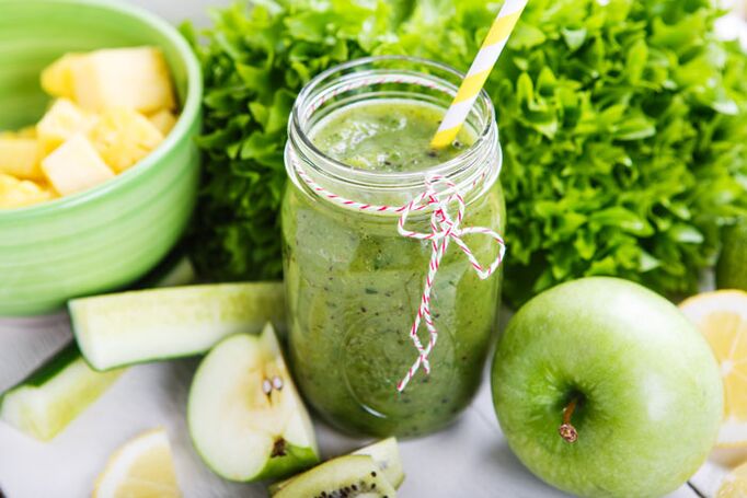 Detox shake for hearty lunch with banana, apple, spinach, walnuts and flax seeds