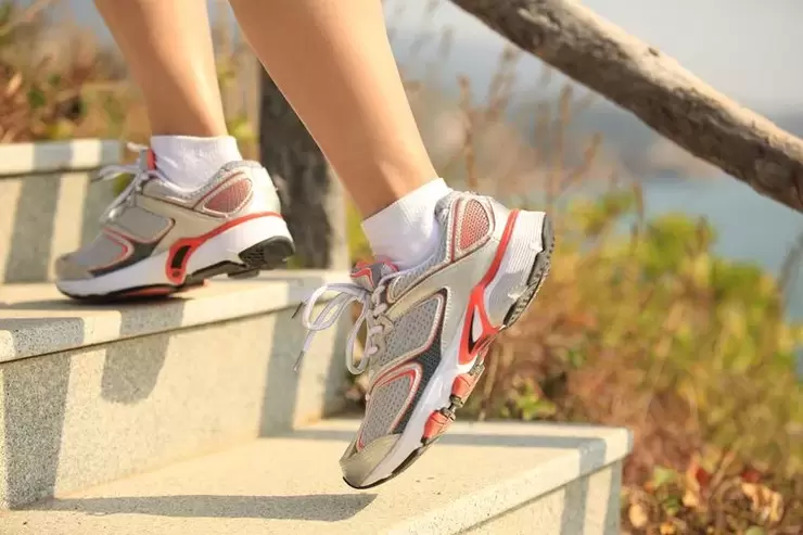 Taking the stairs is a way to strengthen the leg muscles and lose weight
